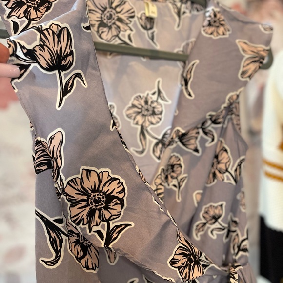 Brand; Japna. Silky blouse, light purple/lavender color. Size: M - Picture 4 of 5